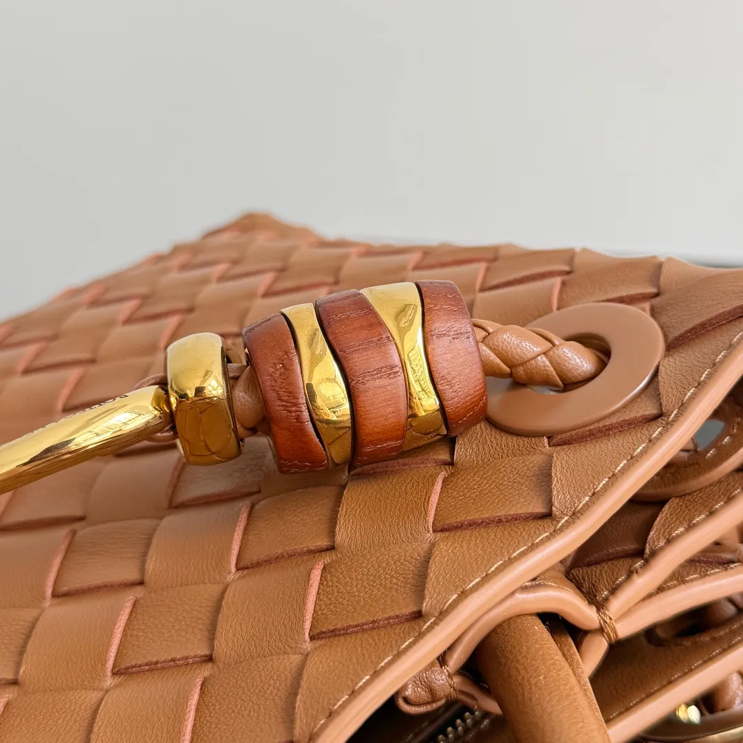The new Andiamo batch of 3060 BV is shipped‼ ️The classic intercciato weaving process is used to create a soft bag, the metal knot is made of micro-cast aluminum using jewelry technology🪢, and the decorative beads are made of metal and hand-polished oak, allowing you to jump repeatedly between elegance and fun💃, making it unpredictable. Classic and versatile, it shows off your temperament, and the bag has a large capacity, making it very convenient for daily commuting! It has a variety of carrying methods, the shoulder straps can be adjusted by yourself, the original lambskin feels soft and delicate, and the unisex style breaks gender boundaries and brings a more practical and long-lasting use experience. The Andiamo, which has both elegant and casual styles, perfectly interprets the "fashionable old money style". Style number: 743568+wood hardware Color: chestnut brown Size: 25*22*10.5cm